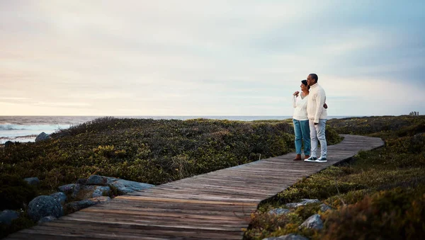 Liebe Reisen Und Ein Älteres Paar Umarmen Sich Auf Einer — Stockfoto