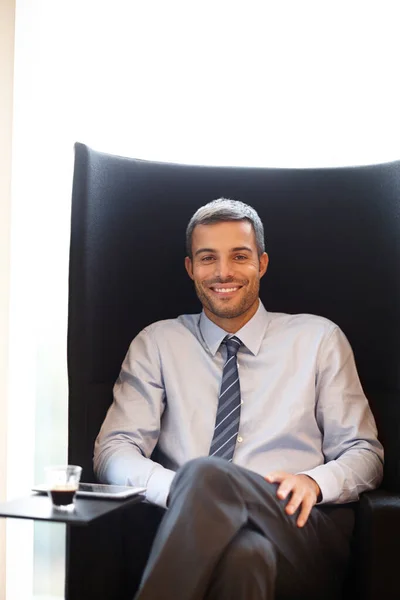 放宽企业生活方式 一位面带微笑的年轻商人坐在扶手椅上 一边用数码平板电脑 — 图库照片