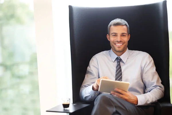 Business Made Easy Technology Smiling Young Businessman Using Digital Tablet — Stock Photo, Image