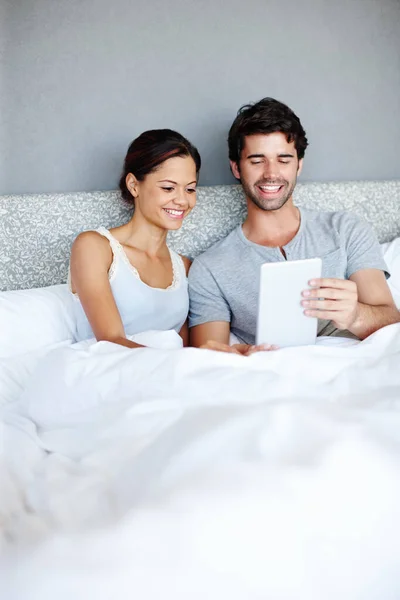 Prendre Technologie Lit Couple Attrayant Lit Regardant Une Tablette Numérique — Photo