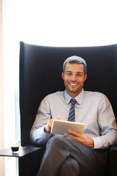 Taking Work Easy Thanks His New Tablet Smiling Young Businessman — Stock Photo, Image