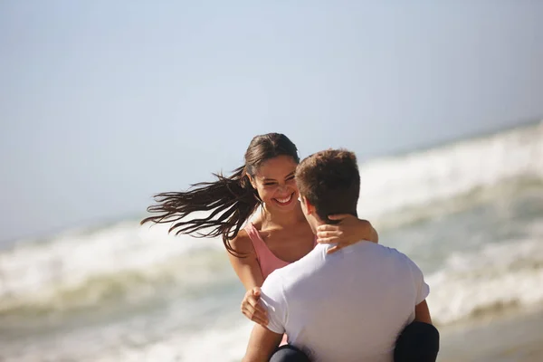 俺の世界を回転させるのを止めるな 若いカップルがビーチで遊んでいて — ストック写真