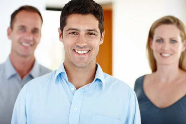 Čas Vycvičit Muže Tři Usměvaví Kolegové Své Kanceláři — Stock fotografie