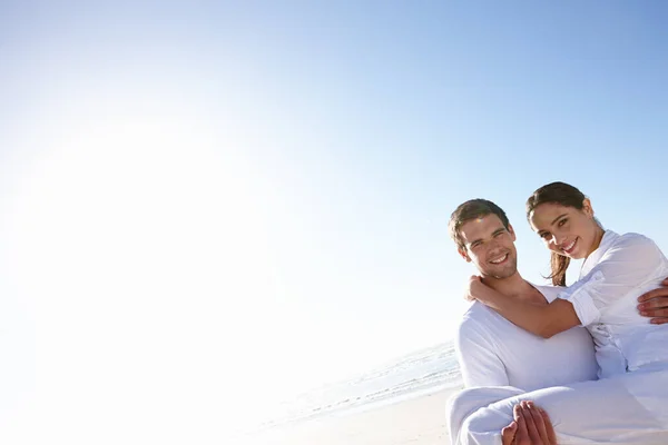 Молодая Пара Наслаждается Солнцем Молодой Человек Нес Свою Подругу Пляжу — стоковое фото
