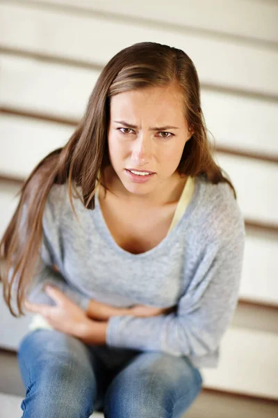První Řez Nejhlubší Portrét Nešťastné Mladé Ženy Sedící Schodišti Držící — Stock fotografie