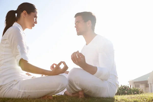 Est Heure Compétition Plan Complet Jeune Couple Faisant Yoga Extérieur — Photo