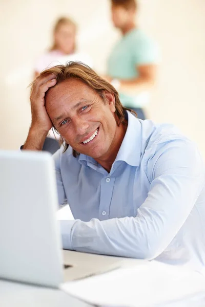 Pozytywnie Nastawiony Ostatecznych Terminów Uśmiechnięty Mężczyzna Korzystający Laptopa Przy Biurku — Zdjęcie stockowe