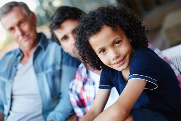 Seguro Cuidado Tres Generaciones Hombres Una Familia Sentados Juntos Casa —  Fotos de Stock