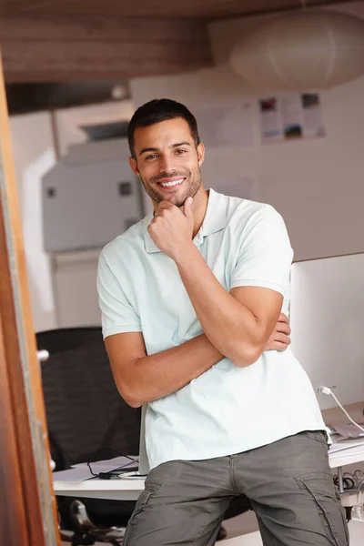 Hes Your Guy Portrait Casual Young Man Leaning His Desk — Stock Photo, Image