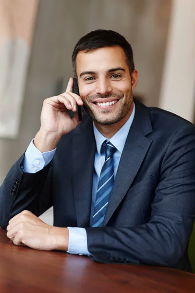 Chatten Mit Einem Potenziellen Kunden Ein Hübscher Junger Geschäftsmann Telefoniert — Stockfoto