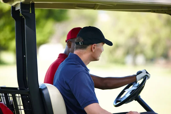 Transporte Sur Parcours Profil Deux Hommes Conduisant Une Voiturette Golf — Photo