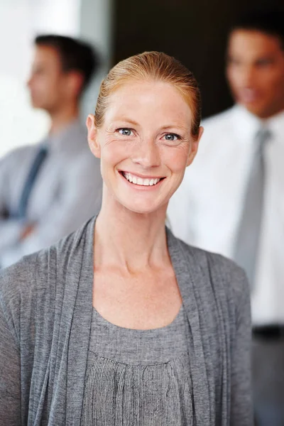 Pełen Motywacji Pozytywności Aby Odnieść Sukces Atrakcyjna Bizneswoman Stojąca Kolegami — Zdjęcie stockowe