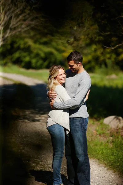 Voler Moment Romantique Dans Parc Jeune Couple Affectueux Embrassant Dans — Photo
