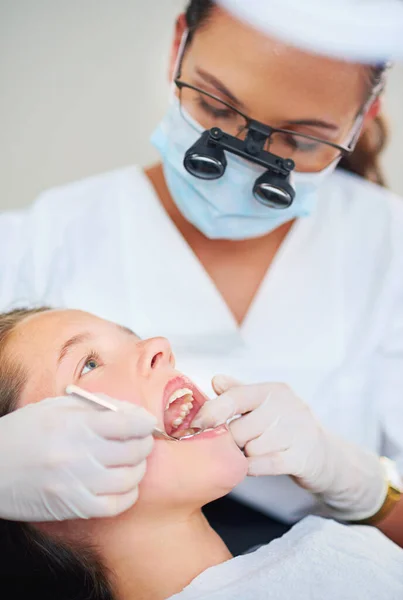 Apri Bene Una Dentista Bambino Uno Studio Dentistico — Foto Stock