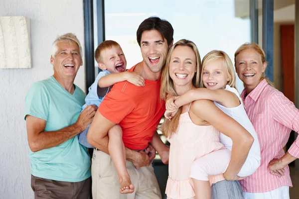 Divertiamo Cosi Tanto Insieme Ritratto Una Famiglia Multigenerazionale Amorevole Piedi — Foto Stock