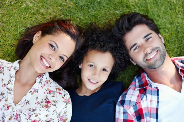 Verbinding Kwaliteitstijd Een Schattige Jonge Familie Tijd Doorbrengen Het Gras — Stockfoto