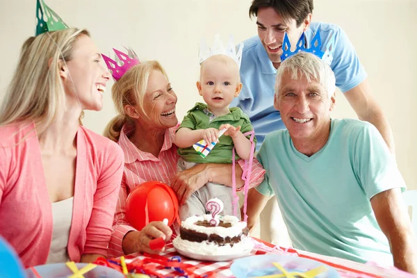 Urodziny Jednoczą Rodzinę Szczęśliwa Wielopokoleniowa Rodzina Świętująca Wspólnie Urodziny — Zdjęcie stockowe