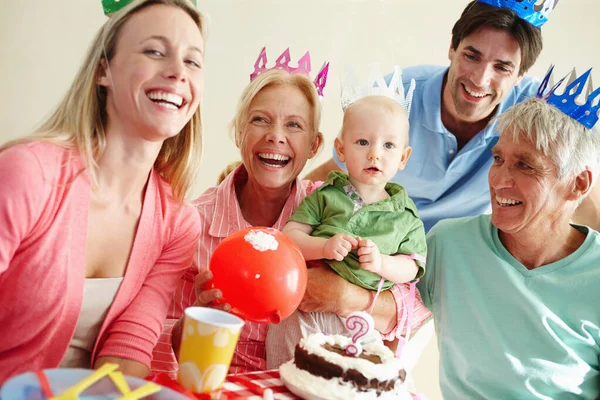 Slaví Své Narozeniny Stylově Šťastná Multigenerační Rodina Oslavující Společné Narozeniny — Stock fotografie