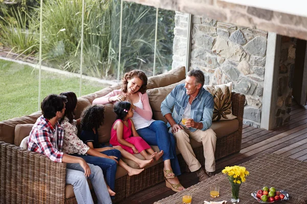 Pôr Conversa Dia Com Família Uma Família Três Gerações Relaxando — Fotografia de Stock
