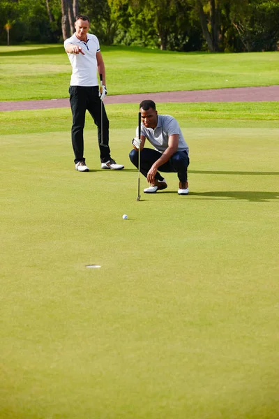 Başarılı Bir Strateji Golfçü Topun Deliğe Girişini Izliyor — Stok fotoğraf