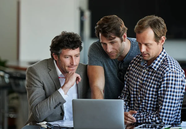 Останню Чергу Три Співробітники Чоловічої Статі Працюють Ноутбуці Разом — стокове фото
