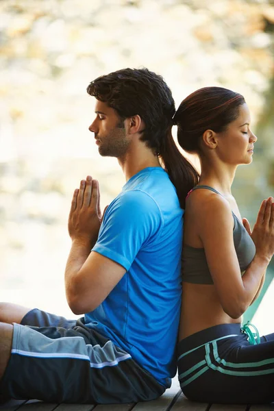 Recherche Paix Intérieure Ensemble Vue Recadrée Deux Personnes Faisant Yoga — Photo