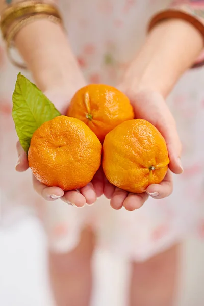 Prenez Des Mandarines Savoureuses Trois Mandarines Dans Une Main Femme — Photo