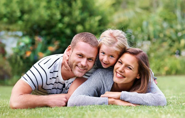 Gelukkige Familie Huddle Portret Van Een Gelukkig Gezin Van Drie — Stockfoto
