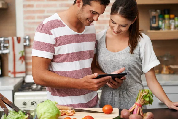 Digitaal Dieet Een Jong Stel Met Hun Tablet Keuken — Stockfoto