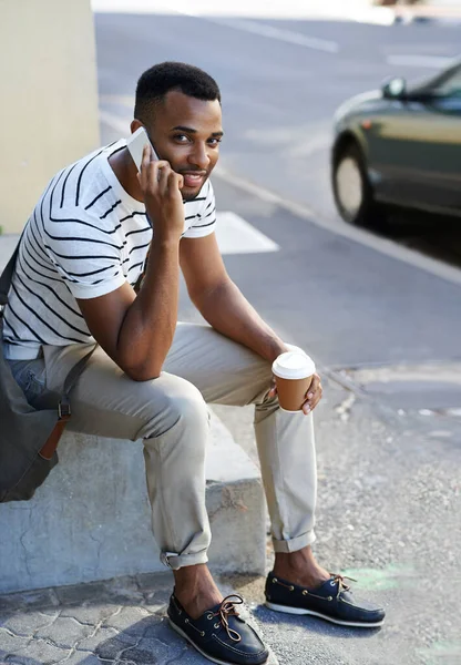 私はちょうどコーヒーを飲みながら街に座って 彼の携帯電話を使用してアフリカ系アメリカ人のビジネスマンを気軽に服を着たハンサムな — ストック写真