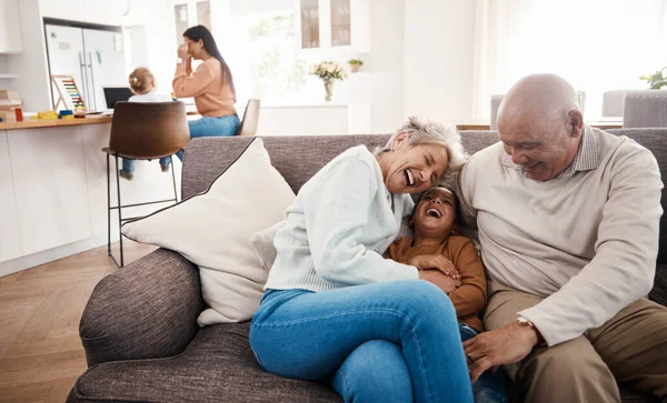 Gülen Mutlu Büyük Anne Büyük Baba Bir Çocuğa Bakıcılık Yapıyor — Stok fotoğraf