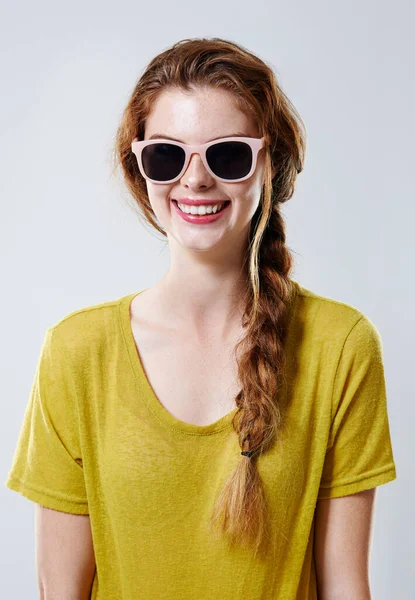 Розважатися Модою Студійний Портрет Привабливої Молодої Жінки Модних Сонцезахисних Окулярах — стокове фото