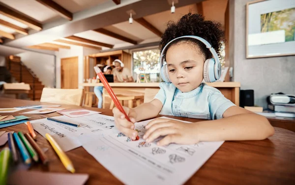 Arte Cuffie Bambini Che Disegnano Mentre Ascoltano Musica Audiolibro Radio — Foto Stock