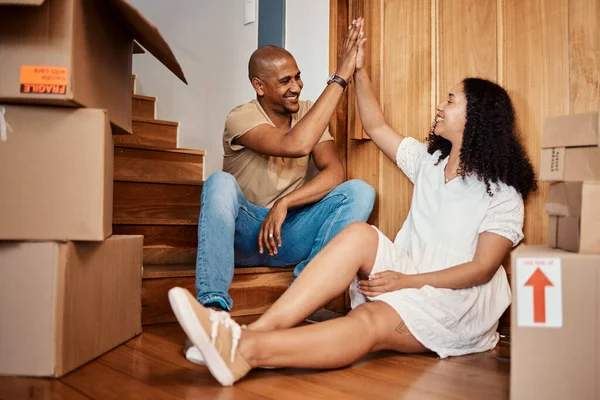 Verhuisdozen High Five Zwarte Vrouw Man Samen Nieuw Vastgoed Onroerend — Stockfoto