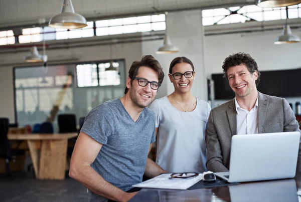 Κάνουν Δουλειά Χαμόγελα Στο Πρόσωπό Τους Προσωπογραφία Τριών Επιχειρηματικών Συναδέλφων — Φωτογραφία Αρχείου