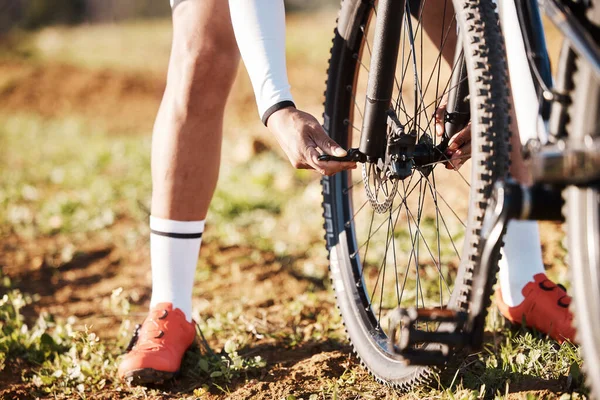Homem Mãos Reparação Roda Bicicleta Montanha Parque Para Treinamento Triatlo — Fotografia de Stock