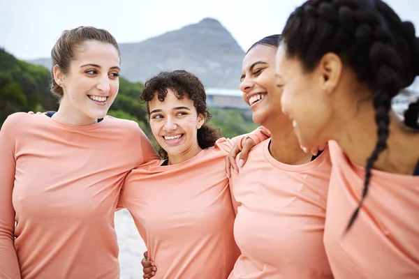여자들은 운동을 하면서 경기를 하는데 있어서 브라질 경기에서 웃거나 위에서 — 스톡 사진