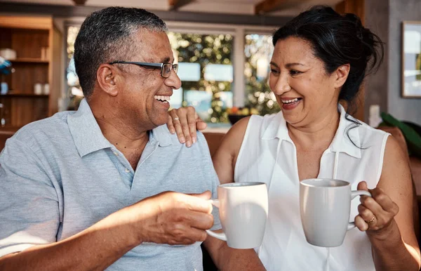 Kawa Tosty Para Seniorów Śmiejąca Się Domu Bawiąca Się Nawiązująca — Zdjęcie stockowe