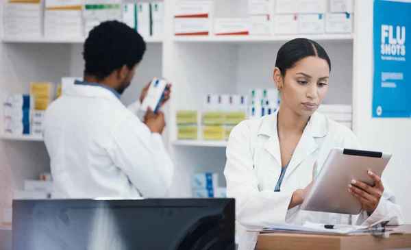 Pharmacist 노동자 Worker 의약품 검사를 디지털 태블릿 Digital Tablets 의약품 — 스톡 사진