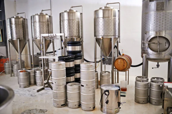 1000リットルの醸造良さ 醸造所内の鋼鉄製タンク — ストック写真