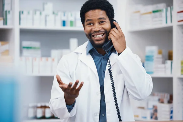 Gyógyszerész Fekete Férfi Vagy Telefonhívás Betegek Segítségére Ügyféltanácsadásra Vagy Teleegészségügyi — Stock Fotó