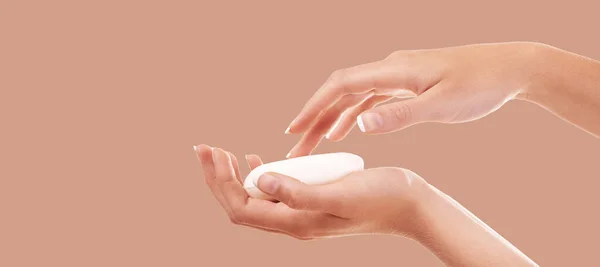 Φροντίδα Του Δέρματος Σαπούνι Και Μεγέθυνση Στο Πλύσιμο Των Χεριών — Φωτογραφία Αρχείου