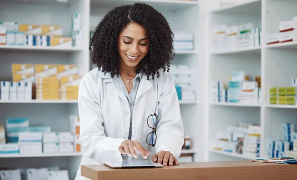 Аптека Медичний Фармацевт Друкує Планшеті Шукає Ліки Онлайн Інтернет Інтернет — стокове фото