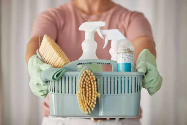 清洁产品 清洁卫生的服务人员和家庭清洁篮 用于室内黄昏消毒 刷子和女用手拿着卫生设备和准备工作的橡胶手套的家庭 — 图库照片