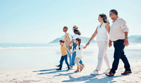 Playa Caminar Burlarse Una Familia Negra Cogidos Mano Aire Libre — Foto de Stock
