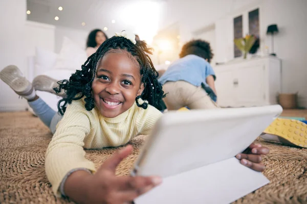 Relax Smile Portrait Black Girl Tablet Floor Living Room Elearning — Stock Photo, Image