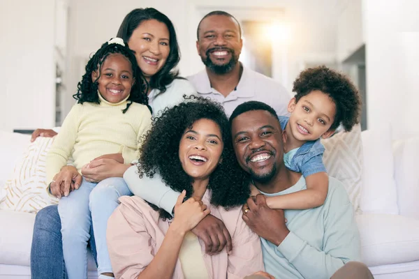愛とケアと子供 両親や祖父母とソファの上に黒い家族 笑顔と肖像画 世代の女性と子供 休日のリビングルームで抱擁と結合 — ストック写真