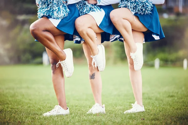 Cheerleader Legs Teengirl Team Outdoor Atleet Groep Met Fitness Uniform — Stockfoto