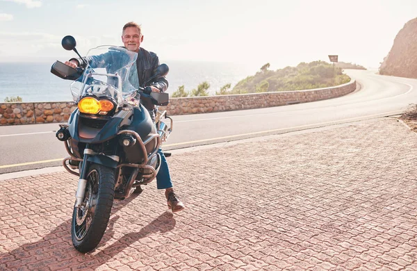 Мотоцикл Горы Портрет Человека Дороги Сельской Местности Прибрежных Путешествий Открытом — стоковое фото