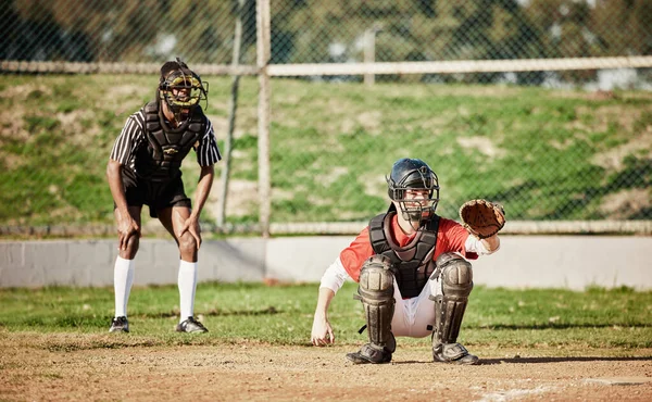 健康的なライフスタイルとトレーニングのためのフィットネス 運動やトレーニングを持つ野球 ゲームや選手 ソフトボール 男子選手 芝野競技 スポーツ 試合練習 — ストック写真